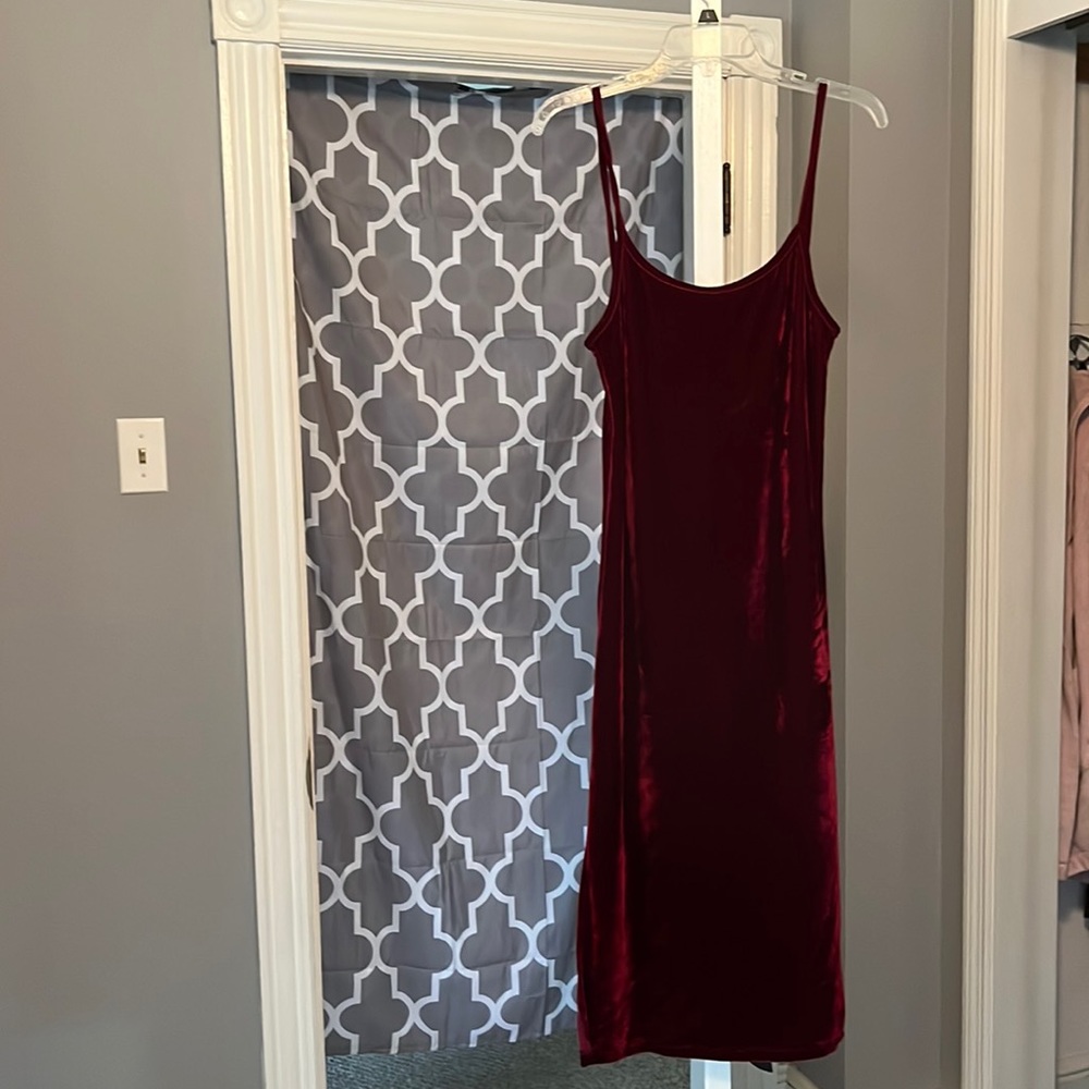 NWT Maroon Dress Long. The Hanger. Size Medium.